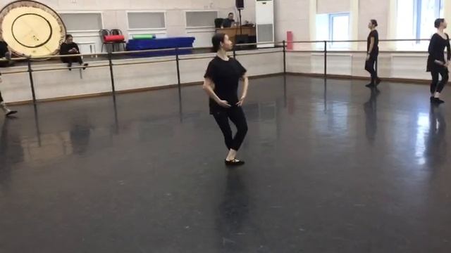 Комбинация-АССАМБЛЕ-ПРЫЖОК КЛАССИЧЕСКОГО ТАНЦА смотреть онлайн