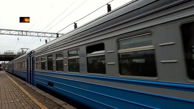 Бригада с отличным приветствием электропоезда ЭР9М-384! смотреть онлайн