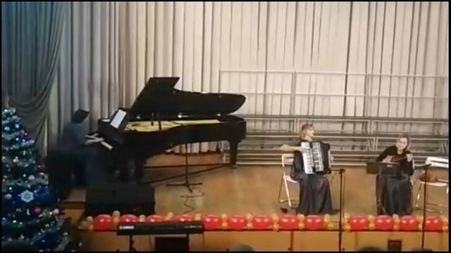 В.Дмитриев "Молодёжный вальс" Аккордеонистка Анастасия Бурмистрова с ансамблем "Серпантин"