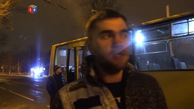 В Мариуполе маршрутка столкнулась с иномаркой смотреть онлайн