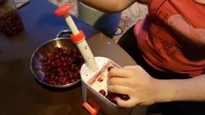 Я САМА  Машинка для удаления косточек из вишни  Супер способ!