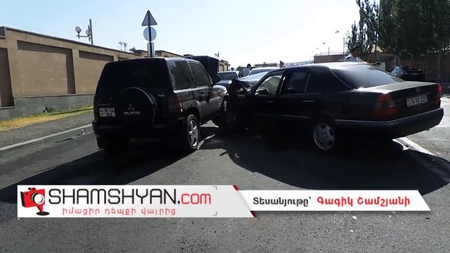 Ավտովթար Երևանում. Պաշտպանության նախարարության դիմաց բախվել են Mercedes-ն ու Mitsubishi Pajero IO-ն смотреть онлайн