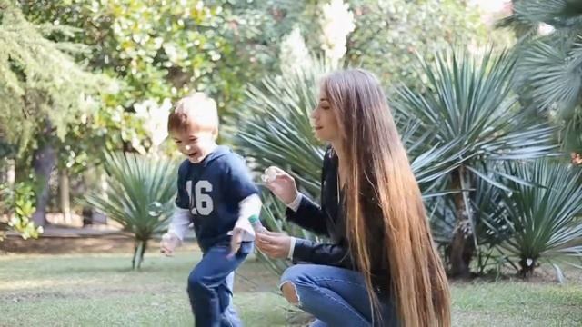 Красивая мама Виктория и ее сын Эдвард смотреть онлайн