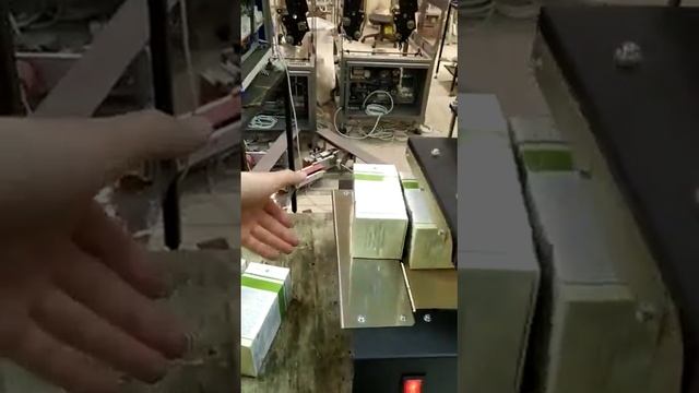 Целлофанатор, упаковка коробочек методом конверт. смотреть онлайн