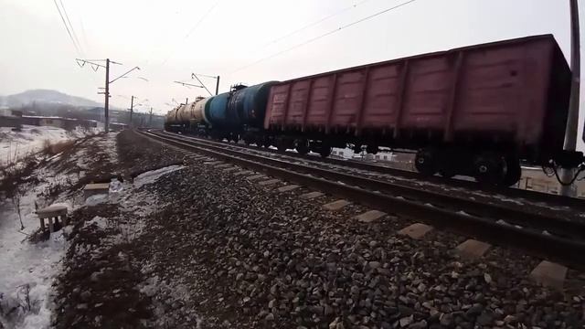 Февральский сдвоенный. 3ЭС5К-750 и 3ЭС5К-680 "Ермак" со сдвоенным поездом набирает скорость смотреть онлайн