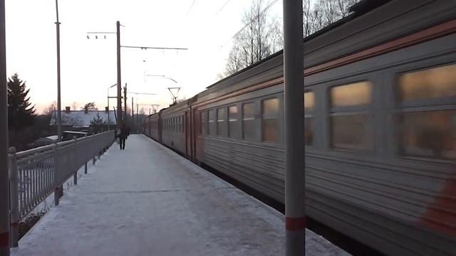 ЭТ2-018 прибывает на платформу Ириновка смотреть онлайн