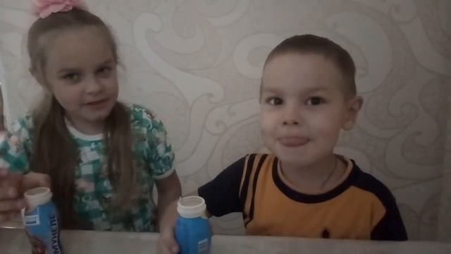 Юные влогеры тестируют новый Имунеле со вкусом кофе смотреть онлайн