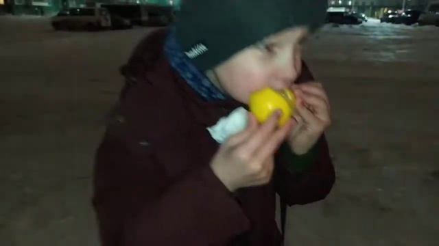 Поспорил с отцом что съем лимон🍋 смотреть онлайн