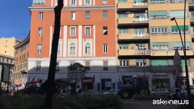 Protesta dei trattori, il passaggio in via Appia Nuova a Roma смотреть онлайн