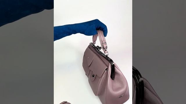 Женская кожаная сумка саквояж темно-розовая с длинным наплечным ремешком закрывается фермуаром смотреть онлайн