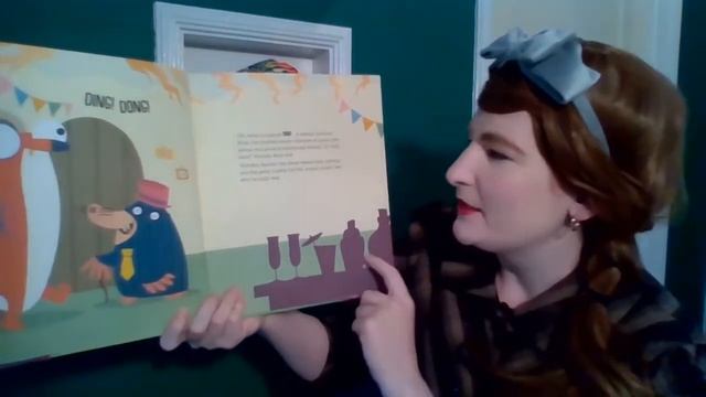 Miss Althea reads Wonder Mole's Scent Costume Party смотреть онлайн