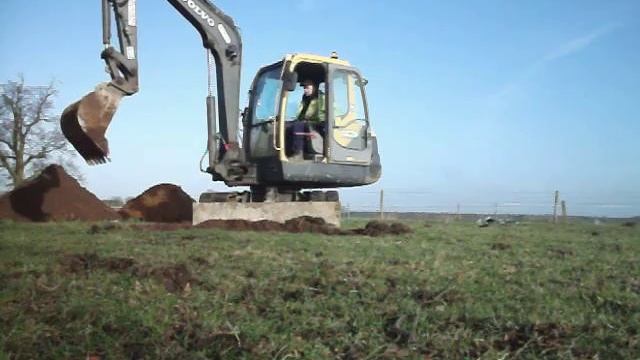 Volvo EC55B digging for a sewer. смотреть онлайн
