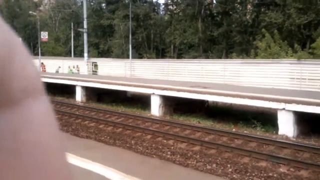 ЭП10 С фирменным поездом буривестник на станции Кучино. смотреть онлайн