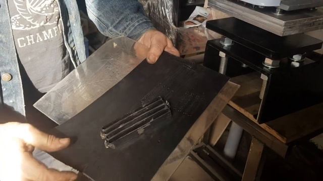 Тиснение и вырубка бирок из кожи. смотреть онлайн