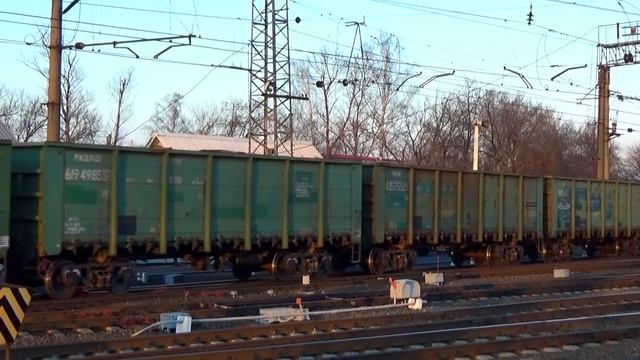 Тепловоз ТГМ6Д-0240 с зелёными грузовыми полувагонами, станция Люберцы 2