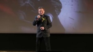 "Прожектор шарит осторожно по пригорку ". Поет Иван Беседин.