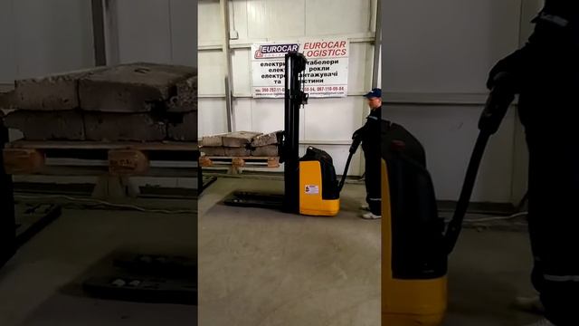 Штабелер электрический Komatsu 1.4 t 2.9 m смотреть онлайн