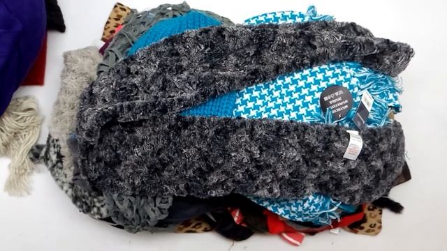 Мешок № 01699. Шарфы, Шапки, Перчатки. Супер Крем. Арт 3144. Вес 10,3 кг. Кол-во 83 шт смотреть онлайн