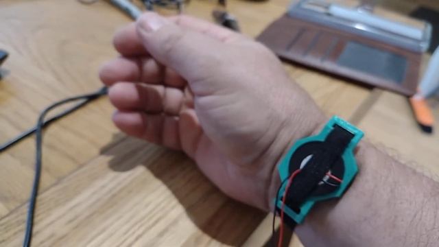 Make a very cheap and simple wrist pulse sensor for Arduino смотреть онлайн