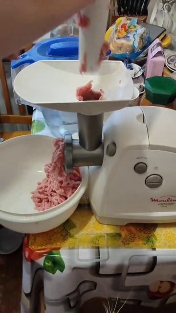 Рыжий кот 🐱 Феликс помогает делать котлеты! #shorts смотреть онлайн