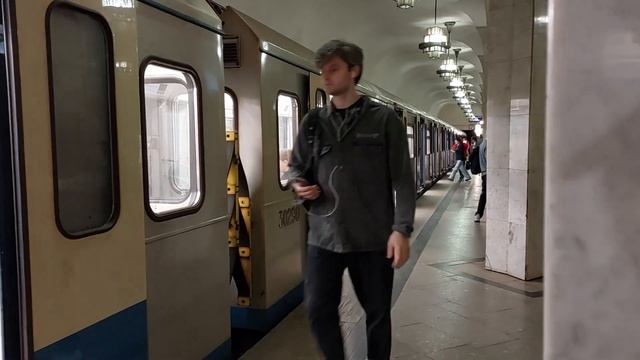 Электропоезд 81-760/761 "Ока" №023 на станции метро Чертановская // 22 августа 2023 года смотреть онлайн