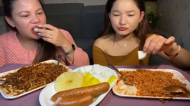 2 spicy ramen black beans noodles pork sausage pineapple 🍍 mukbang смотреть онлайн