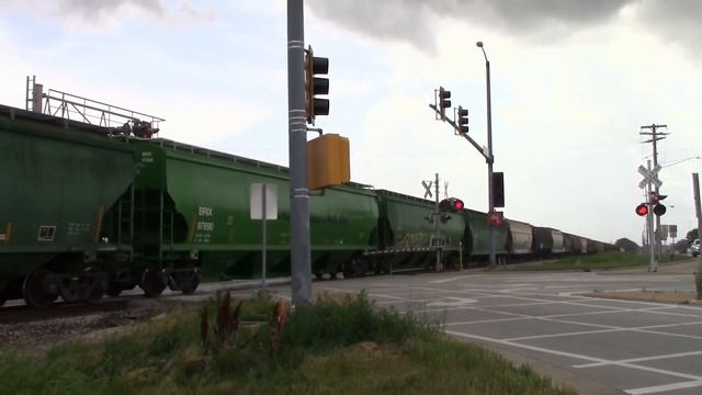 State Road 1 Railroad Crossing - TP&W 5010 in Watseka, Illinois смотреть онлайн