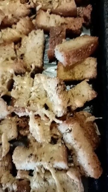 Сухарики с Сыром и Чесноком #еда #вкусняшка #асмр #мукбанг #сухарики #хлеб #чеснок #сыр смотреть онлайн