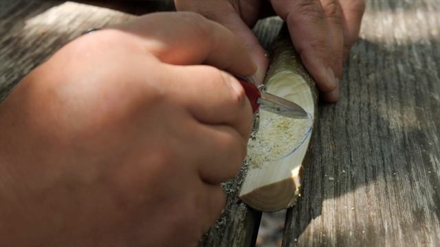 Victorinox Tips & Tricks (11/ 25) - How to carve the concave part of a spoon with a regular SAK смотреть онлайн