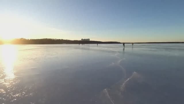Уже темнеет и Механизированная Бригада едет по тонкому льду домой.Лед снова шумит и пульсирует смотреть онлайн