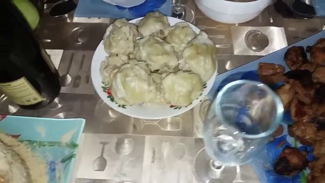 Наш скромный стол🎂🎉🍲Купили диван👍 смотреть онлайн