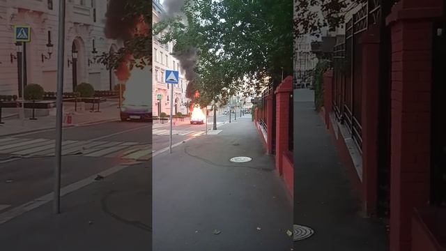 Горит машина Феррари. Пострадавших нет! смотреть онлайн