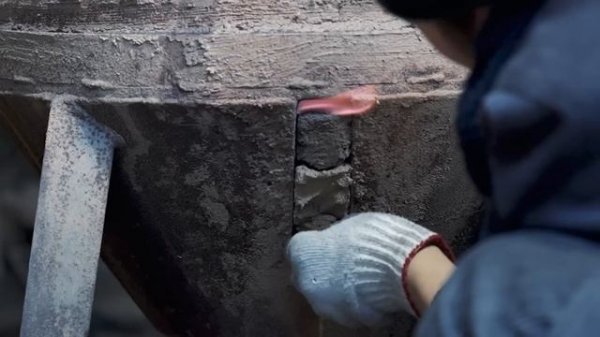 日本刀の材料「玉鋼」を作るプロセス。世界唯一の女性村下(むらげ)。自社で製鉄した鋼のみを使用し唯一無二の刃物を作る鍛刀場。