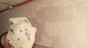 Как подклеить стыки обоев