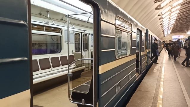 Прибытие "Номерного-Аквариум" и высадка пассажиров на "Садовой" смотреть онлайн