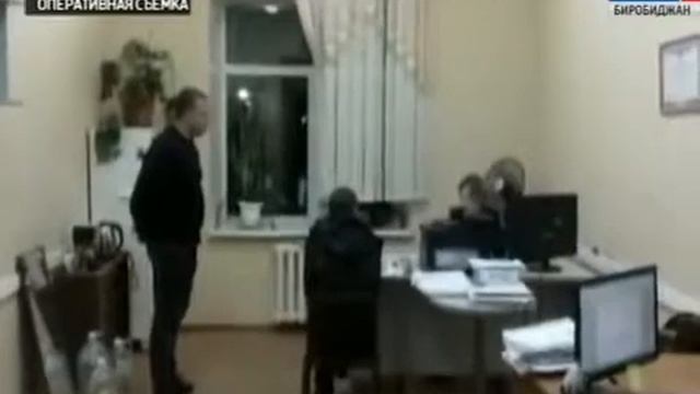 В Биробиджане полицейские задержали мужчину, находящегося в розыске смотреть онлайн