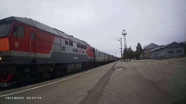 Прибытие Скорый поезд N77 Воркута - Санкт - Петербург на Ст. Печора (тепловоз ТЭП-70) смотреть онлайн