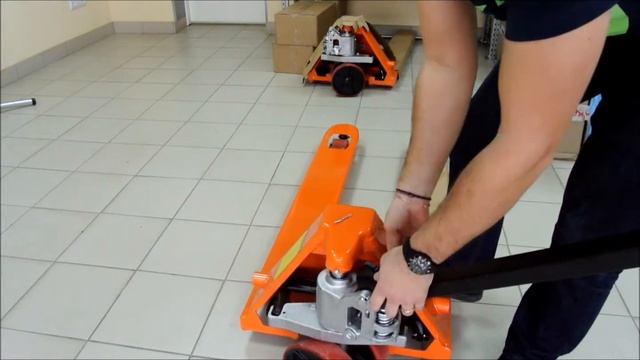 Сборка гидравлической тележки смотреть онлайн