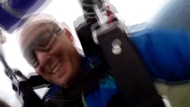 Первый прыжок с парашютом! Тандем 3000 метров! смотреть онлайн