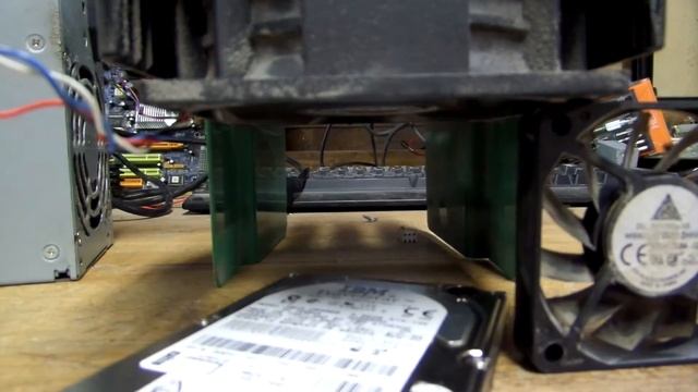 Powerful Dell Fan holds up harddrive with air смотреть онлайн