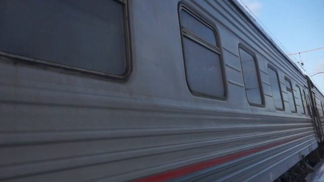 ЧС7-107 с пассажирским поездом № 015Я Архангельск - Москва отправляется со станции Александров-1. смотреть онлайн