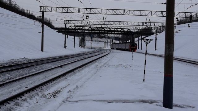 Электропоезда ЭД9Э-0036 и ЭД9Э-0057 смотреть онлайн