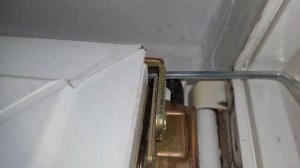 Как самому отрегулировать пластиковую дверь, если она не закрывается?