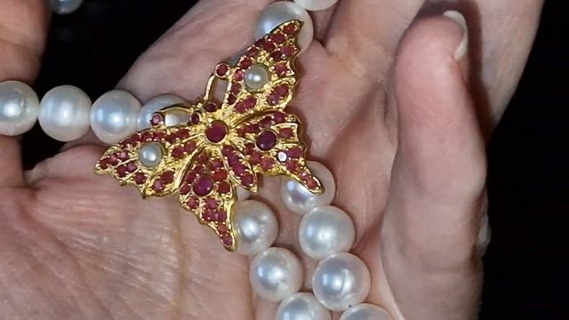 Серебряное колье Бабочка с барочным жемчугом и рубинами смотреть онлайн