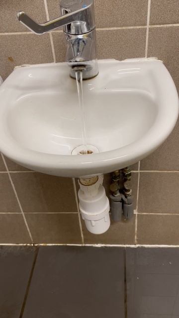Birkenhead North train station toilet sink leak (10th July 2023) смотреть онлайн