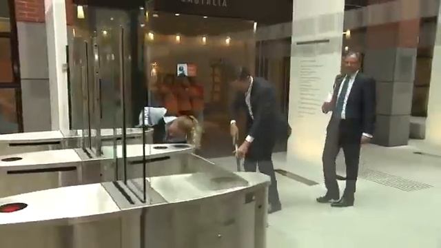 это премьер министр Дании, он просто разлил свой кофе смотреть онлайн