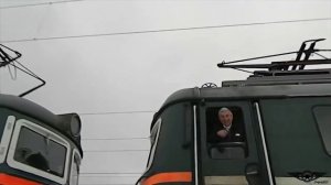 Приветливые машинисты здороваются с оператором  | The friendly motorman greet videographer