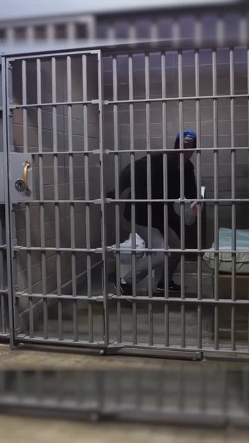 Как быстро выбраться из камеры! смотреть онлайн