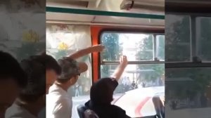 Чел открывает окно, а бабка закрывает
