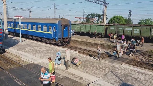 Кривой Рог Смертельный переход людей перед поездом. смотреть онлайн